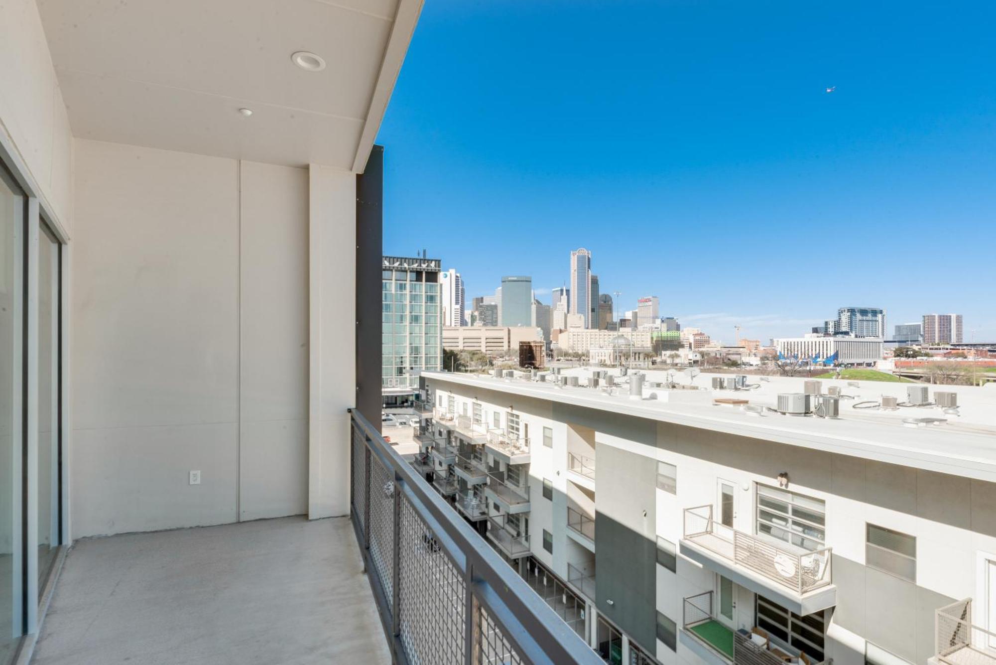 Contemporary 2br I Gym I Parking I Workspace Apartment